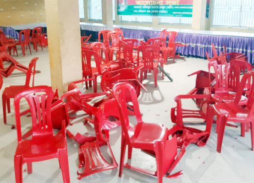 স্বরূপকাঠিতে প্রতিপক্ষের হামলায় ইউনিয়ন আওয়ামী লীগের সম্মেলন পণ্ডঃ আহত ৪ঃ জেলা নেতারা এলাকা থেকে ফিরে যেতে বাধ্য হন