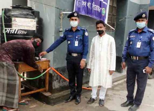 মৎস্য ও প্রাণিসম্পদ মন্ত্রী শ.ম রেজাউল করিম এমপির উদ্যোগে হ্যান্ড স্যানিটাইজার ও জীবাণুনাশক প্রদান