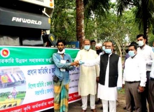 ধান কাটতে ক্ষেতে নামেন নি প্রাণিসম্পদ মন্ত্রী, নিয়ে এসেছেন ধান কাটার মেশিন